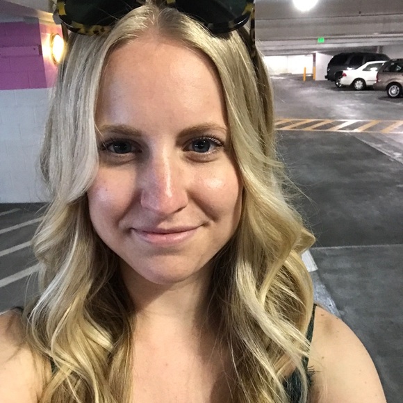 Meet your Posher, Erin - Picture 1 of 2